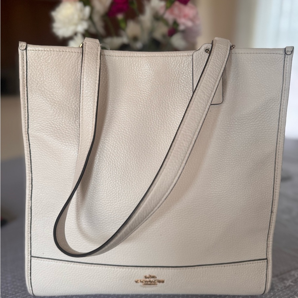COACH DEMPSEY TOTE 1921 CHALK, pre-owned